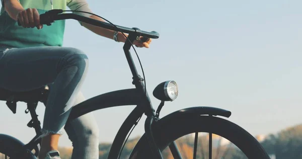 Mulher ou menina andar de bicicleta pelo calçadão — Fotografia de Stock