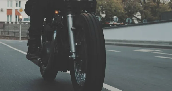 Motociclista in moto in città — Foto Stock