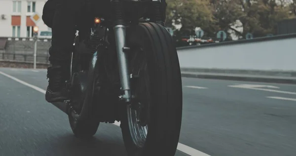 Biker riding on motorcycle in city — Stock Photo, Image