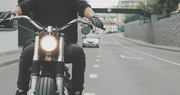 Biker rijden op de motor in de stad — Stockfoto