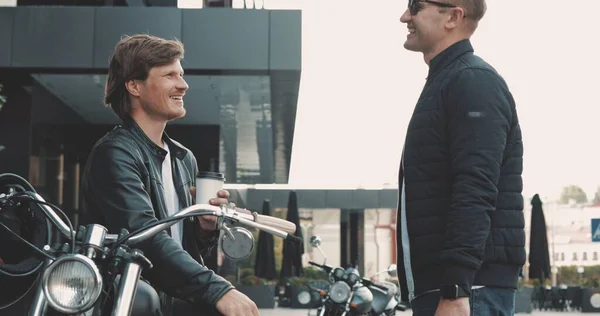 오토바이를 탄 두 친구 가 길에서 만나다 — 스톡 사진