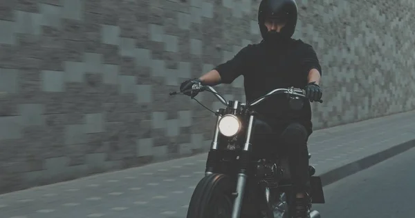 Biker auf Motorrad in der Stadt unterwegs — Stockfoto