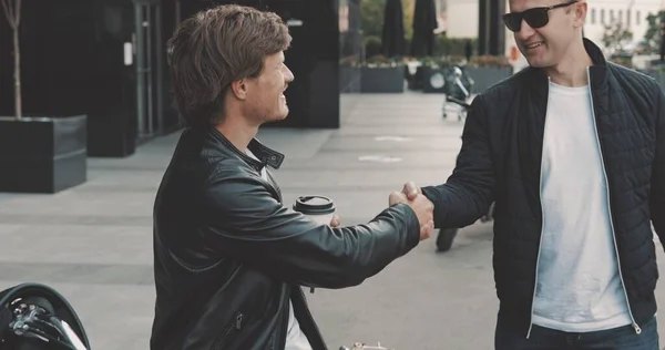 Deux amis motocyclistes hommes se rencontrent dans la rue — Photo