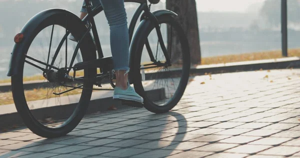 Frau oder Mädchen mit Fahrrad durch Promenade — Stockfoto