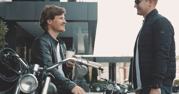 Twee vrienden motorrijders mannen ontmoeten elkaar op straat — Stockfoto