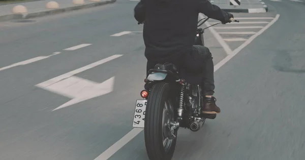 Cykelturer på motorcykel i staden — Stockfoto