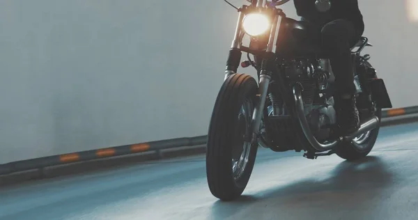 Motociclista en motocicleta en el estacionamiento — Foto de Stock