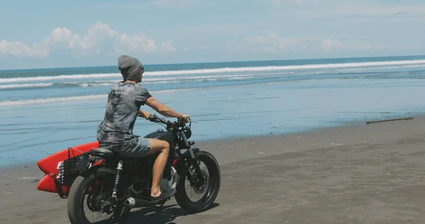 Sahilde motosikletini süren bir motosikletli. — Stok fotoğraf