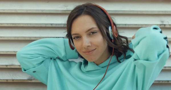 Chica con auriculares mirando a la cámara y sonriendo —  Fotos de Stock