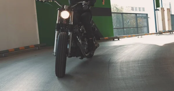 Biker fährt mit Motorrad auf Parkplatz — Stockfoto