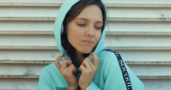 Chica con auriculares mirando a la cámara y sonriendo — Foto de Stock