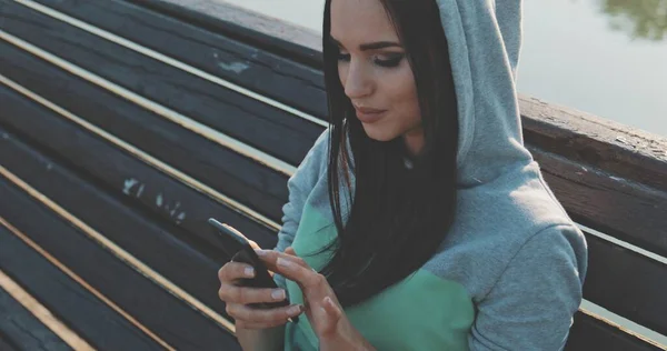 스마트폰을 사용하는 젊은 공중 납치범 여성 — 스톡 사진