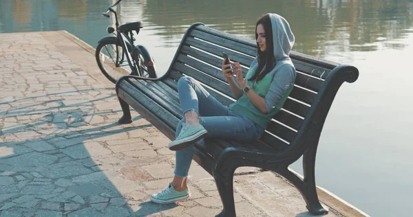 Jonge hipster vrouw met behulp van smartphone — Stockfoto