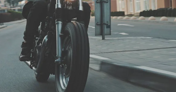 Biker rijden op de motor in de stad — Stockfoto