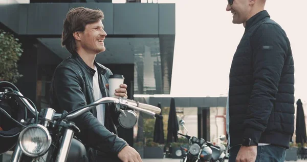 Twee vrienden motorrijders mannen ontmoeten elkaar op straat — Stockfoto