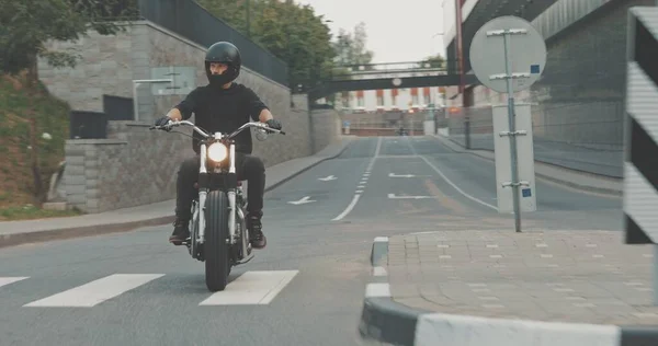 Biker rijden op de motor in de stad — Stockfoto