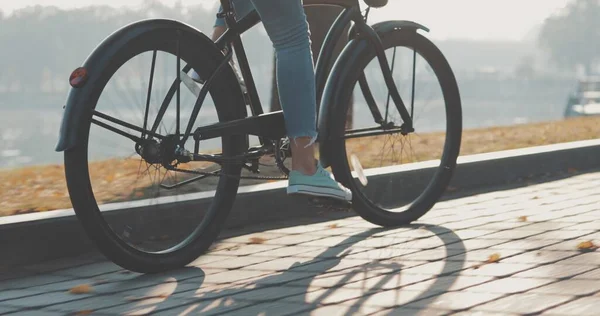 Frau oder Mädchen mit Fahrrad durch Promenade — Stockfoto