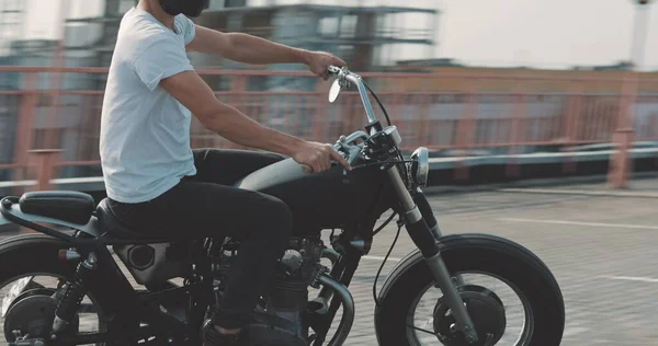 Otoparkta motosikletli bir motorsikletli. — Stok fotoğraf