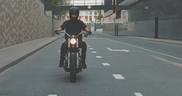 Motociclista en moto en la ciudad — Foto de Stock