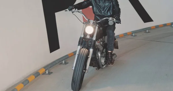 Biker riding on motorcycle in parking lot — Stock Photo, Image