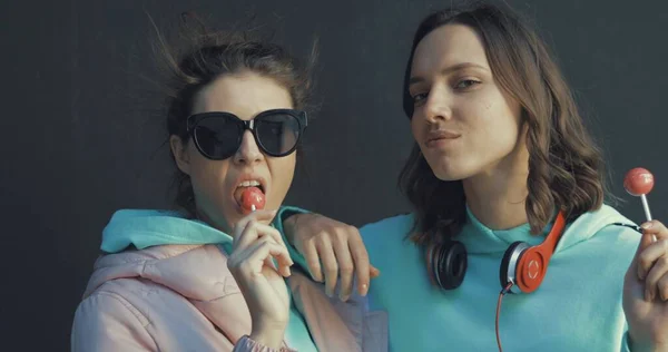 Duas lindas meninas chupando pirulitos — Fotografia de Stock