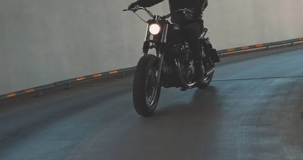 Biker fährt mit Motorrad auf Parkplatz — Stockfoto