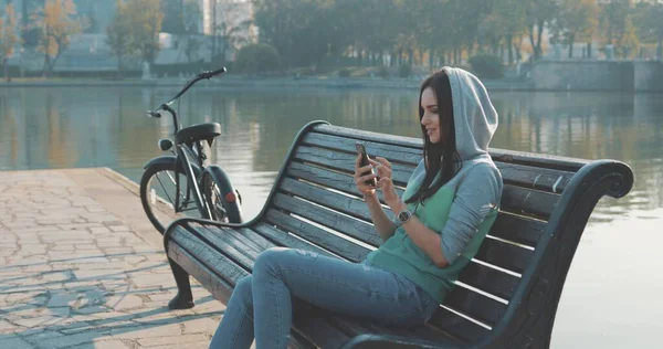 Giovane hipster donna utilizzando smartphone — Foto Stock