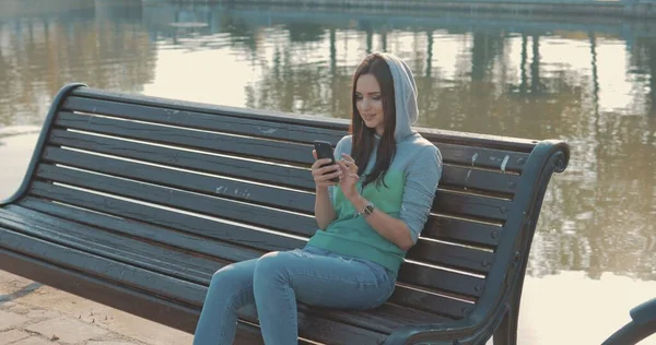 Genç hippi kadın akıllı telefon kullanıyor. — Stok fotoğraf