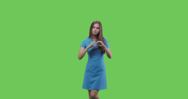 Chica haciendo signo corazón forma a mano — Vídeo de stock