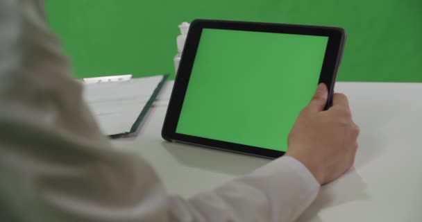 Medico donna operaia in camice bianco utilizza tablet — Video Stock