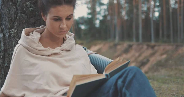 Kadın doğa üzerine kitap okuyor. — Stok fotoğraf