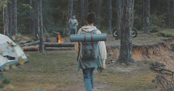 Ung kvinna vandring i skogen — Stockfoto