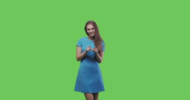 Κορίτσι κάνει σημάδι σχήμα καρδιάς με το χέρι — Αρχείο Βίντεο