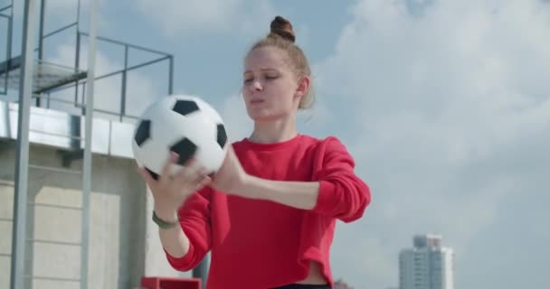 Teenager κορίτσι ποδοσφαιριστής προπόνηση — Αρχείο Βίντεο