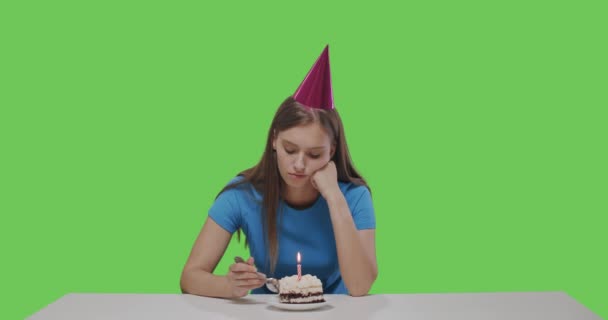 Vrouw die een stuk taart eet, verjaardagsfeest — Stockvideo