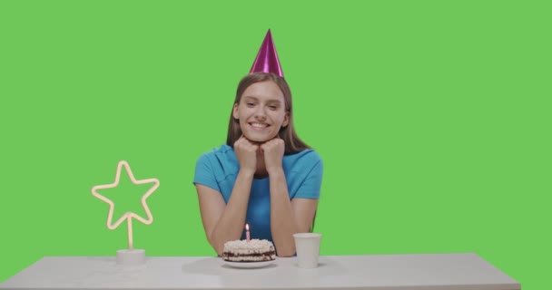 여자가 케이크를 먹고 생일 축하를 하는 모습 — 비디오