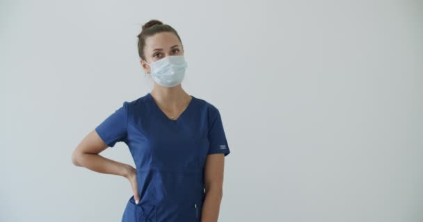 Medico femminile giovane in abito bianco — Video Stock