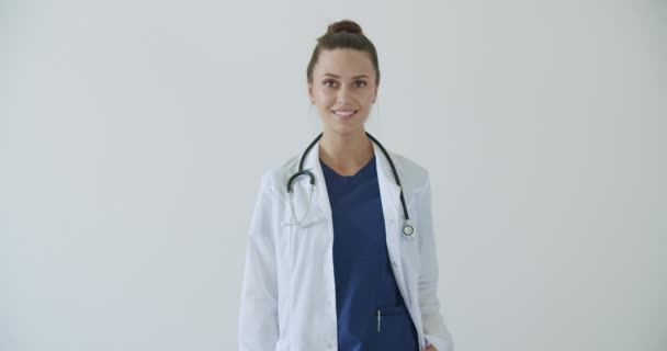Médico fêmea jovem em terno branco — Vídeo de Stock