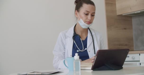 Médecin en manteau blanc travaillant en comprimé — Video