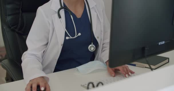 Доктор лица глядя на монитор офиса — стоковое видео