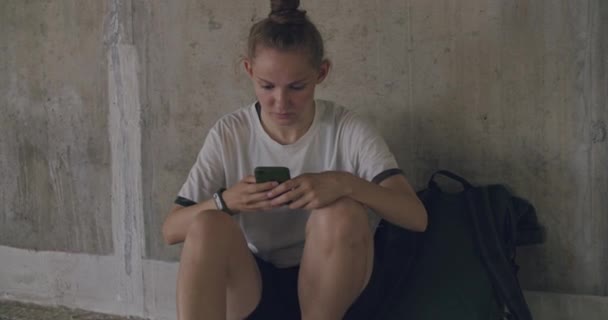 Міська дівчина використовує мобільний телефон — стокове відео