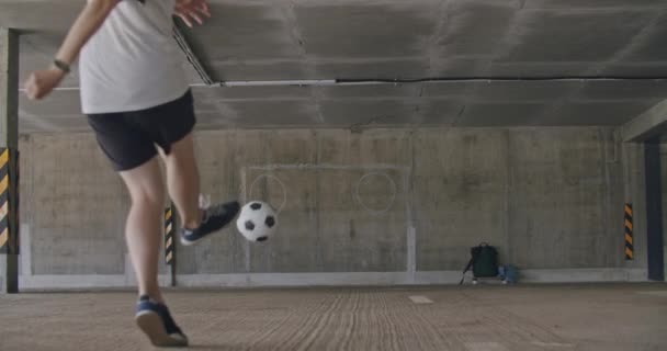 Chica adolescente futbolista practicando — Vídeos de Stock