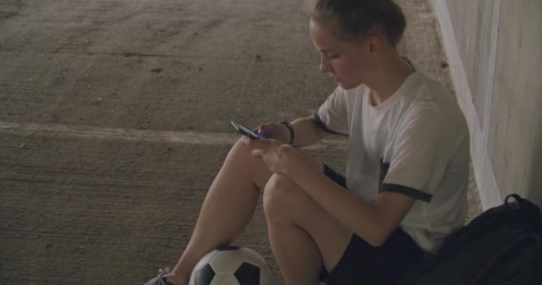 Menina urbana usando telefone celular — Vídeo de Stock