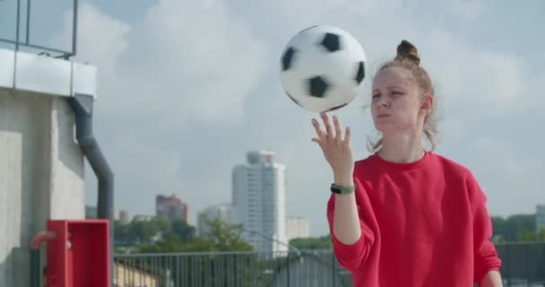 Teenager dívka fotbal fotbalista cvičení — Stock video