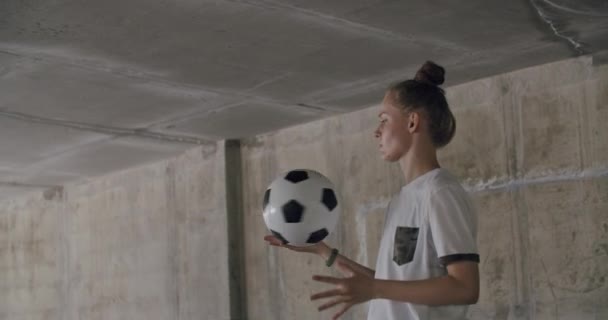 Chica adolescente futbolista practicando — Vídeo de stock