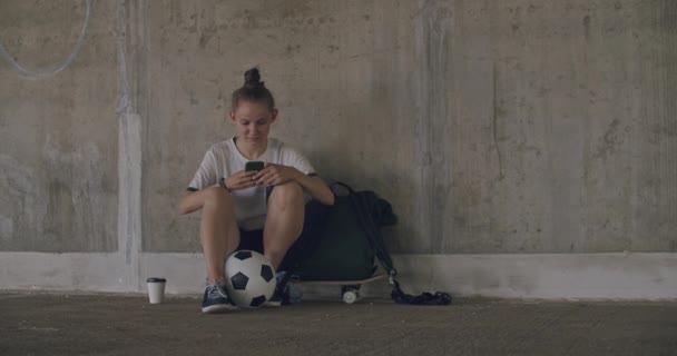 Menina urbana usando telefone celular — Vídeo de Stock