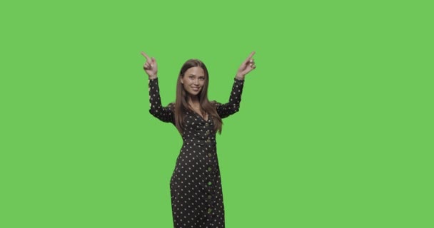 Meisje maken teken hart vorm met de hand — Stockvideo
