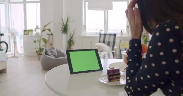 Donna che utilizza il suo tablet con schermo verde — Video Stock