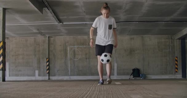 Teenager κορίτσι ποδοσφαιριστής προπόνηση — Αρχείο Βίντεο