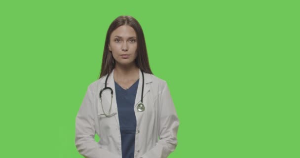 Портрет женщины-врача на зеленом экране — стоковое видео